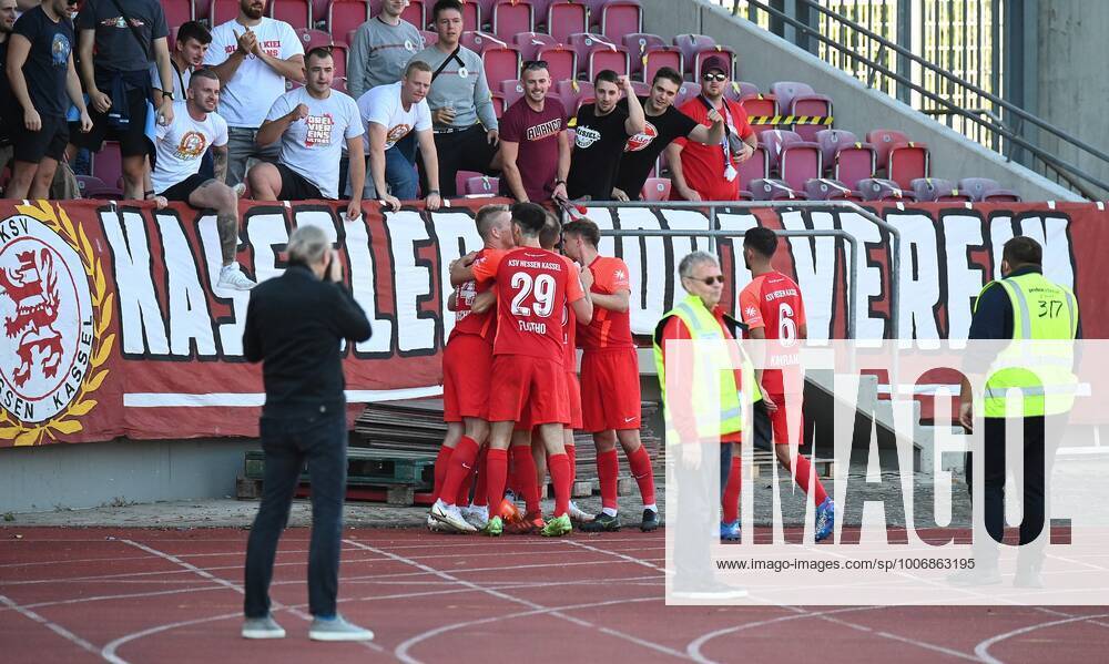 Kassel Auestadion Regionalliga Südwest Saison 2021 2022 KSV Hessen Kassel - FC Rot-Weiss Koblenz Torjubel nach Tor zum 2:0 durch den Torschützen Brian Schwechel (KSV Hessen Kassel) hier vor den Fans