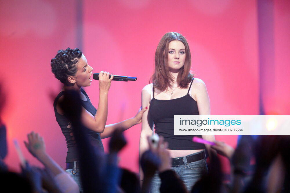 12 Konzert: t.A.T.u bei The Dome 37 im Koenigspalast in Krefeld am 10.03.2006, Musik, tATu, Publikum, Zuschauer, Fans, Hände, Krefeld Deutschland, Germany