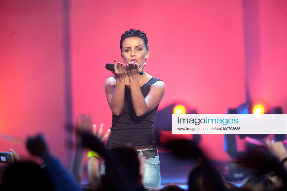 12 Konzert: t.A.T.u bei The Dome 37 im Koenigspalast in Krefeld am 10.03.2006, Musik, tATu, Publikum, Zuschauer, Fans, Hände, Krefeld Deutschland, Germany