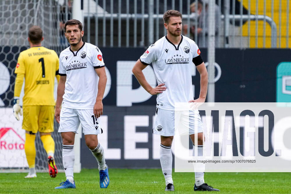 V.li.: Patrick Drewes (Torwart, SVS, 1), Bashkim Ajdini (SVS, 19), Immanuel Höhn (SVS, 15), Spieler vom SV Sandhausen, enttäuscht schauend, Enttäuschung, Frustration, disappointed, pessimistisch, nach dem Gegentor zum 1:3, Action, Aktion, Spielszene, 03.10.2021, Sandhausen (Deutschland), Fussball, 2. Bundesliga, SV Sandhausen - SV Darmstadt 98, DFB DFL REGULATIONS PROHIBIT ANY USE OF PHOTOGRAPHS AS IMAGE SEQUENCES AND OR QUASI-VIDEO.