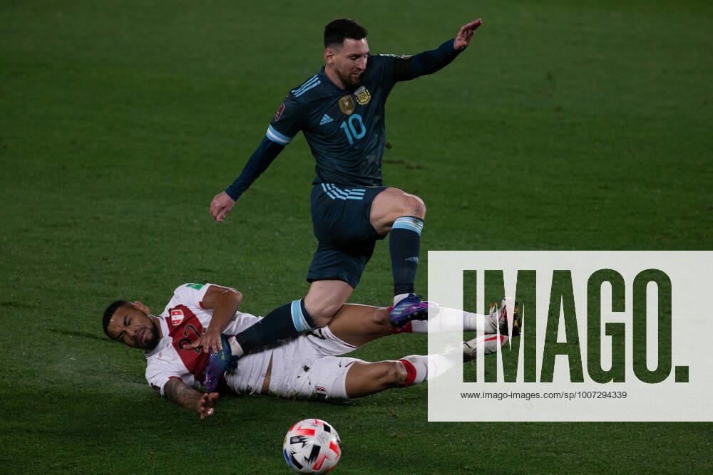 BUENOS AIRES, ARGENTINA - OCTOBER 14: Argentina forward 10 Lionel Messi and Peru defender 22 Alexander Callens battles for the ball during a match between Argentina and Peru as part of South American Qualifiers for Qatar 2022 at Monumental de Nuo±ez Stadium on October 14, 2021 in Buenos Aires, Argentina. Buenos Aires Argentina - ZUMAp175 20211014_zsa_p175_005