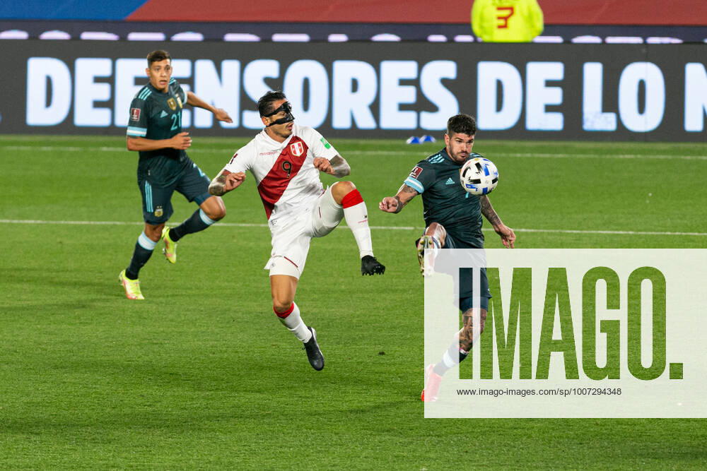 BUENOS AIRES, ARGENTINA - OCTOBER 14: Argentine midfielder 7 Rodrigo De Paul and Peru striker 9 Gianluca Lapadula battle for the ball during a match between Argentina and Peru as part of South American Qualifiers for Qatar 2022 at Monumental de Nuo±ez Stadium on October 14, 2021 in Buenos Aires, Argentina. Buenos Aires Argentina - ZUMAp175 20211014_zsa_p175_013