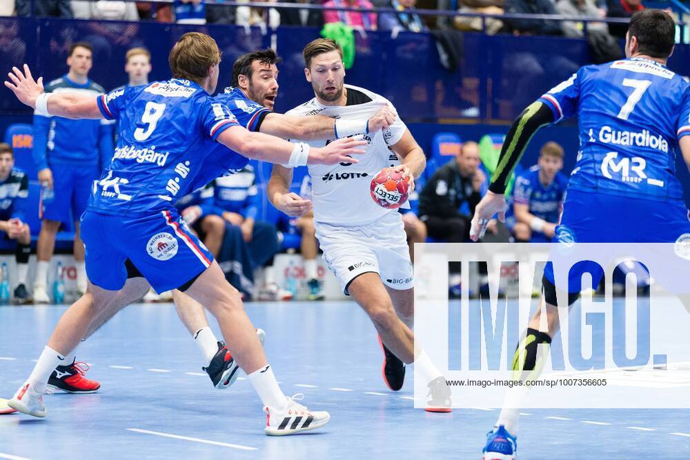 V.l. Jonathan Carlsbogard (TBV Lemgo Lippe 9), Gedeon Guardiola (TBV Lemgo Lippe 30), Harald Reinkind (THW Kiel 6), Isaias Guardiola Villaplana (TBV Lemgo Lippe 7) GER, Handball, 1. Bundesliga, TBV Lemgo Lippe gegen THW Kiel, 17.10.2021 Lemgo