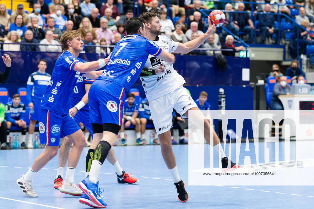 V.l. Jonathan Carlsbogard (TBV Lemgo Lippe 9), Isaias Guardiola Villaplana (TBV Lemgo Lippe 7), Harald Reinkind (THW Kiel 6) GER, Handball, 1. Bundesliga, TBV Lemgo Lippe gegen THW Kiel, 17.10.2021 Lemgo