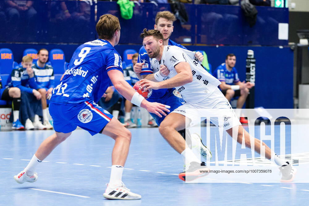 V.l. Jonathan Carlsbogard (TBV Lemgo Lippe 9), Harald Reinkind (THW Kiel 6), Michel Reitemann (TBV Lemgo Lippe 39) GER, Handball, 1. Bundesliga, TBV Lemgo Lippe gegen THW Kiel, 17.10.2021 Lemgo