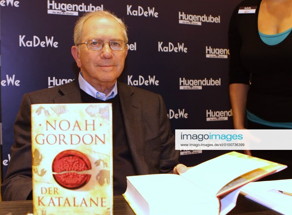 77 Noah Gordon gibt Autogramme in sein neues Buch Der Katalane im KaDeWe, Signierstunde, Autor, Literatur, Portraet, Berlin Deutschland, Germany