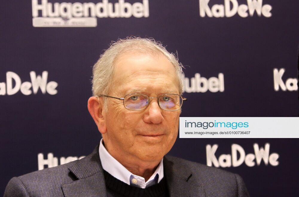 Noah Gordon 95. Geburtstag am 11. November 77 Noah Gordon gibt Autogramme in sein neues Buch Der Katalane im KaDeWe, Signierstunde, Autor, Literatur, Portraet, Portrait, Berlin Deutschland, Germany