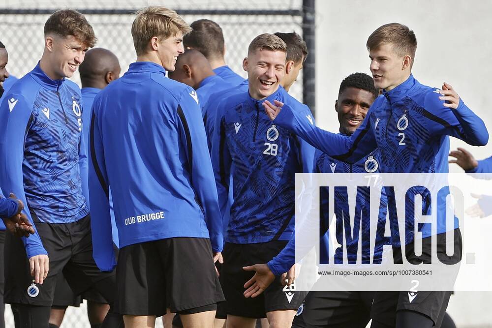 WESTKAPELLE, BELGIUM - OCTOBER 18 : Jack Hendry defender of Club Brugge, Charles De Ketelaere midfielder of Club Brugge look at Eduard Sobol defender of Club Brugge and Clinton Mata defender of Club Brugge during a training session, ahead of the UEFA Champions League match against Manchester City, at the Belfius Basecamp on October 18, 2021 in Westkapelle, Belgium, 18 10 2021 ( Club Brugge v Manchester City - UEFA Champions League - media activities PhotoNews Panoramic