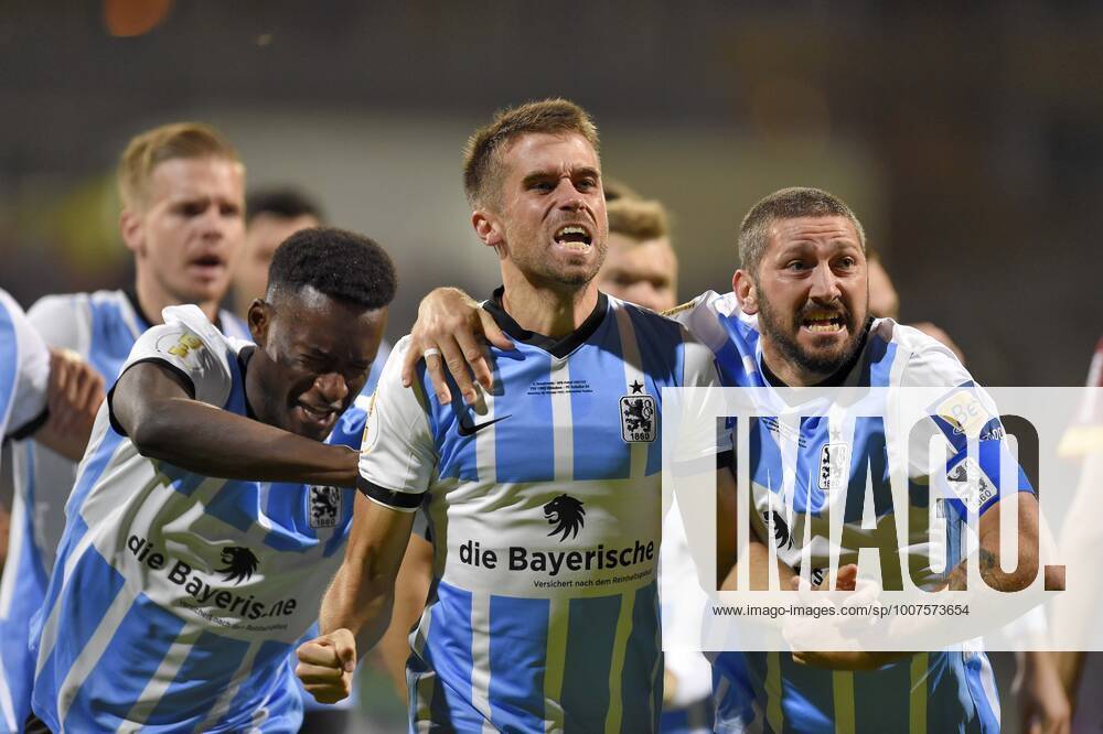 Fussball DFB-Pokal 2021 2022, 2.Runde, TSV 1860 München - FC Schalke 04, im Grünwalder Stadion. Torjubel v.l. Merveille Biankadi (TSV 1860 München), Stefan Lex (TSV 1860 München) und Sascha Mölders (TSV 1860 München)