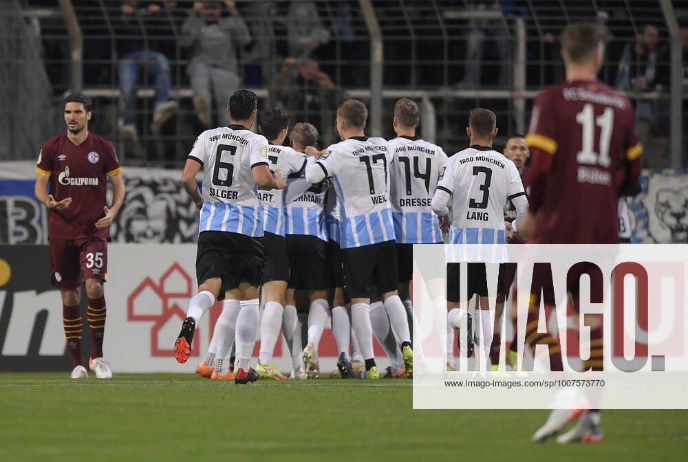 Fussball DFB-Pokal 2021 2022, 2.Runde, TSV 1860 München - FC Schalke 04, im Grünwalder Stadion. Jubel TSV 1860 München zum Tor zum 1:0