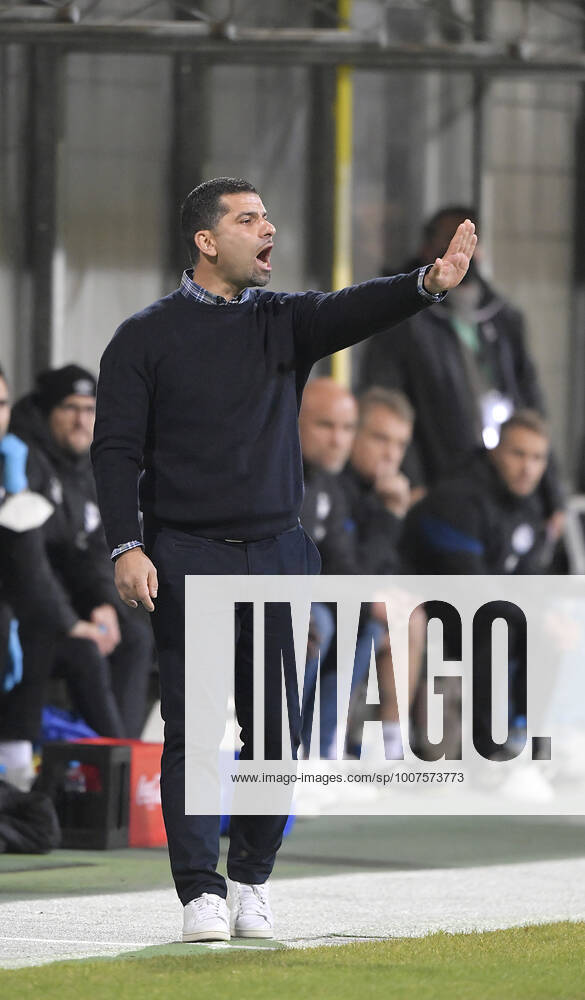 Fussball DFB-Pokal 2021 2022, 2.Runde, TSV 1860 München - FC Schalke 04, im Grünwalder Stadion. Trainer Dimitrios Grammozis (Schalke 04)