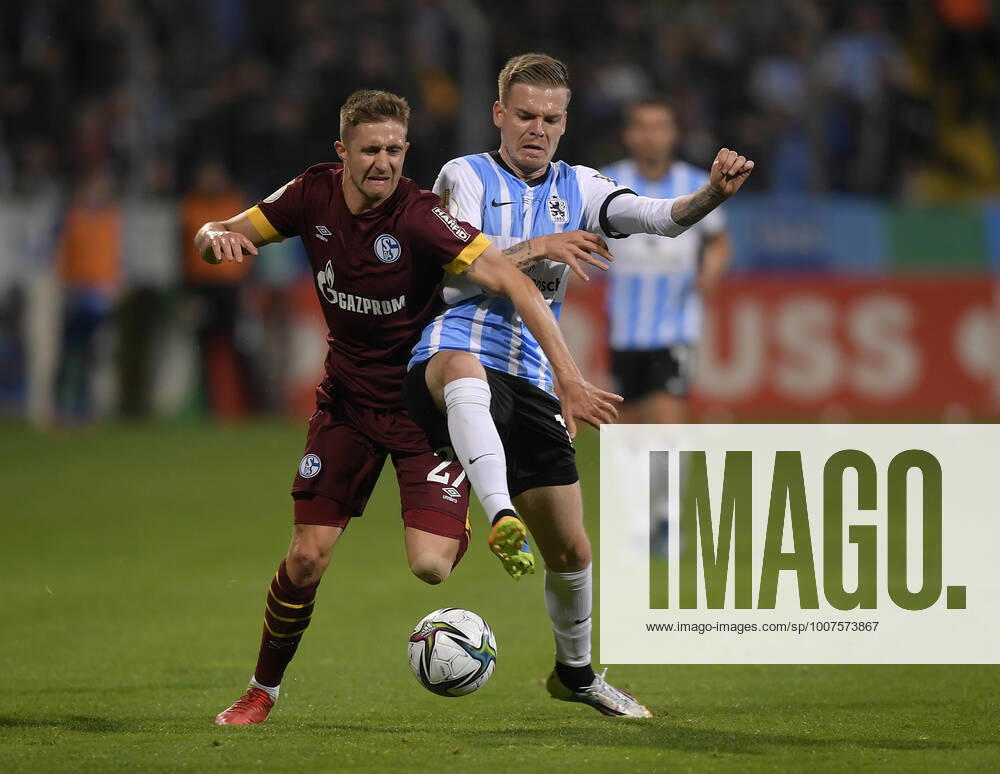 Fussball DFB-Pokal 2021 2022, 2.Runde, TSV 1860 München - FC Schalke 04, im Grünwalder Stadion. (L-R) Reinhold Ranftl (Schalke 04) gegen Daniel Wein (1860 München)