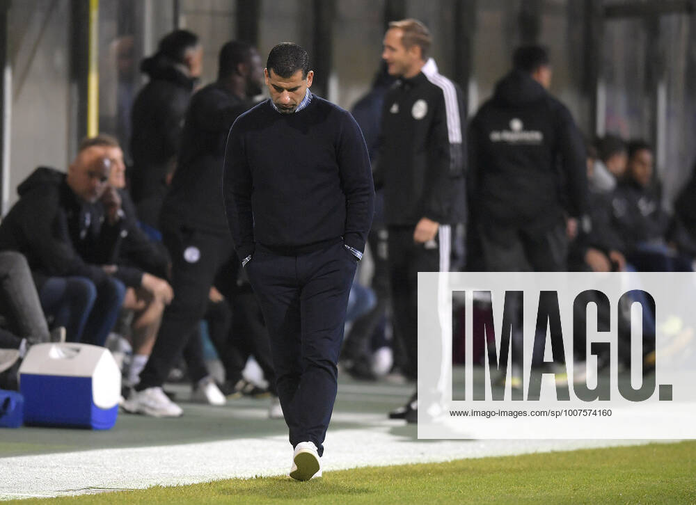 Fussball DFB-Pokal 2021 2022, 2.Runde, TSV 1860 München - FC Schalke 04, im Grünwalder Stadion. Trainer Dimitrios Grammozis (Schalke 04)