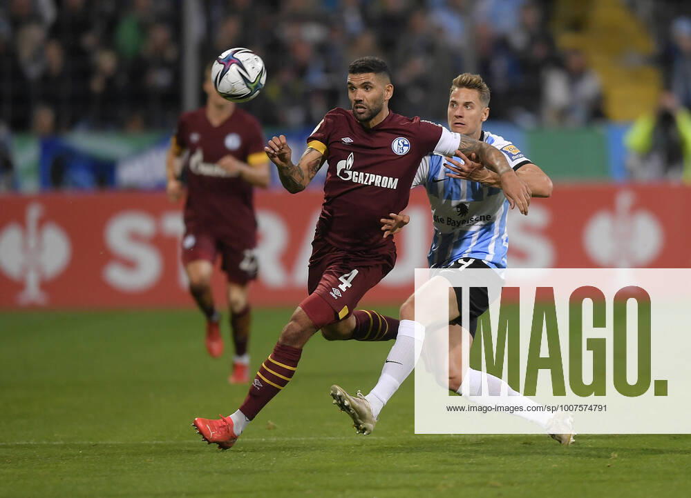 Fussball DFB-Pokal 2021 2022, 2.Runde, TSV 1860 München - FC Schalke 04, im Grünwalder Stadion. (L-R) Victor Palsson (Schalke 04) gegen Dennis Dressel (1860 München)