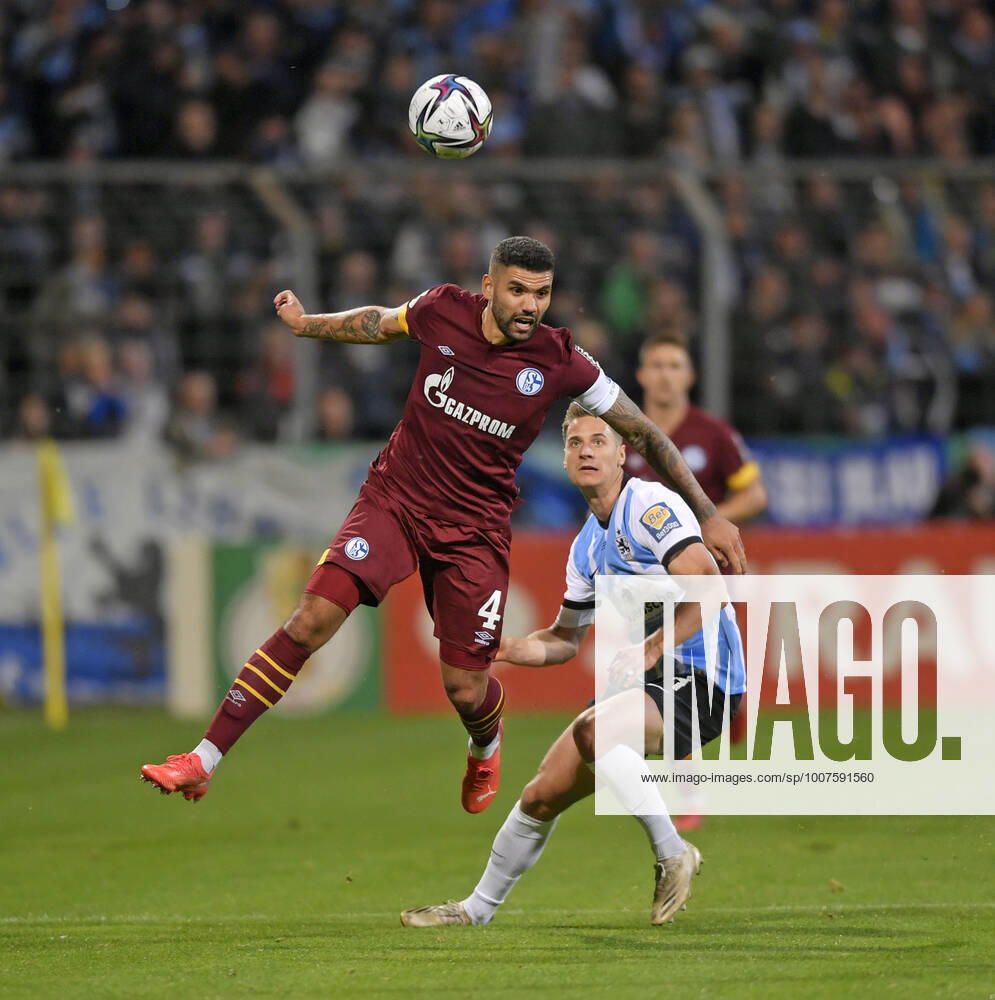 Fussball DFB-Pokal 2021 2022, 2.Runde, TSV 1860 München - FC Schalke 04, im Grünwalder Stadion. Victor Palsson (FC Schalke 04) gegen Dennis Dressel (TSV 1860 München)