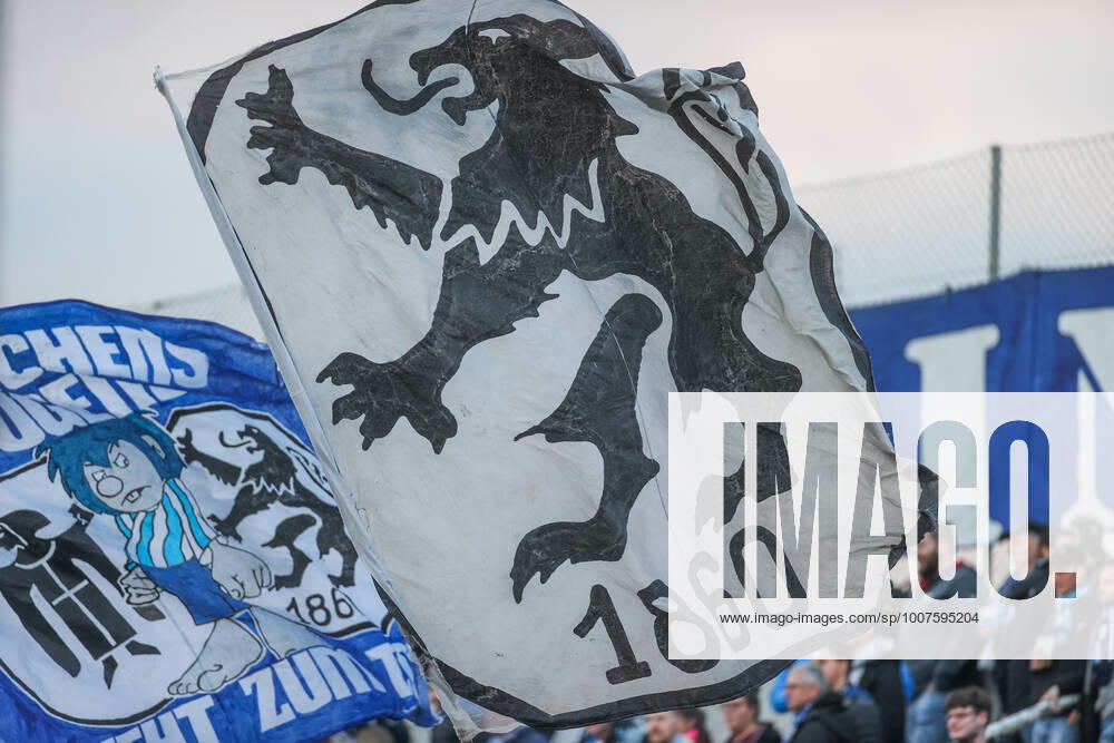 Fussball, Saison 2021 2022, DFB Pokal, 2. Runde, TSV 1860 München - FC Schalke 04, TSV 1860 München Fahne Foto: Tim Rehbein RHR-FOTO München Stadion an der Grünwalder Strasse Bayern Deutschland xRHR-FOTO TRx
