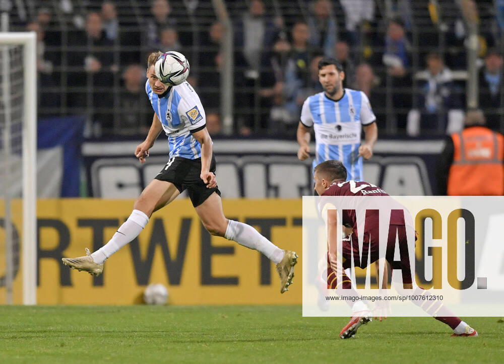 Fussball DFB-Pokal 2021 2022, 2.Runde, TSV 1860 München - FC Schalke 04, im Grünwalder Stadion. li: Dennis Dressel (TSV 1860 München)