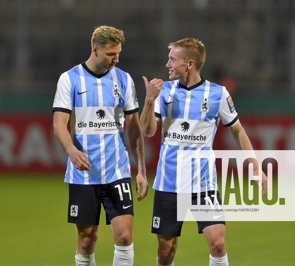 Fussball DFB-Pokal 2021 2022, 2.Runde, TSV 1860 München - FC Schalke 04, im Grünwalder Stadion. v.l. Dennis Dressel (TSV 1860 München) und Fabian Greilinger (TSV 1860 München) sprechen miteinander