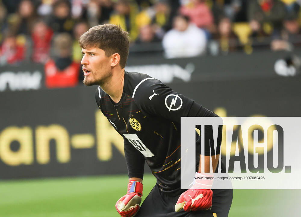 Gregor Kobel (Borussia Dortmund 1), Borussia Dortmund - 1. FC Koeln, Fussball, 1. Bundesliga, 10. Spieltag, 30.10.2021, DFL REGULATIONS PROHIBIT ANY USE OF PHOTOGRAPHS AS IMAGE SEQUENCES AND OR QUASI-hVIDEO, Borussia Dortmund - 1. FC Koeln, Fussball, 1. Bundesliga, 10. Spieltag, 30.10.2021, Foto: EIBNER Joerg Niebergall Dortmund