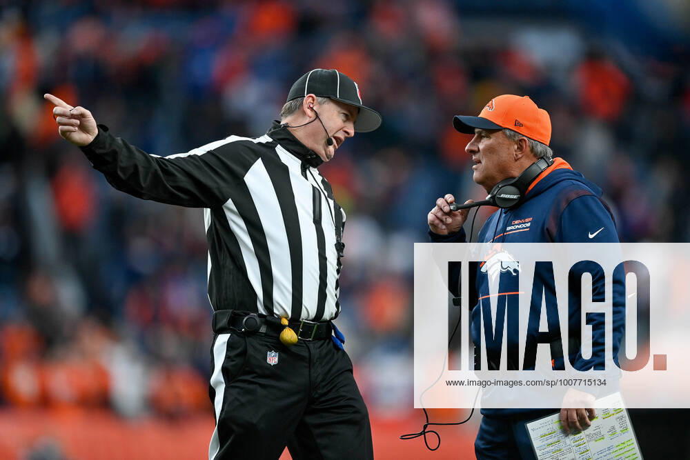 DENVER, CO - OCTOBER 31: Denver Broncos head coach Vic Fangio has a word with a referee during a game between the Denver Broncos and the Washington Football Team at Empower Field at Mile High on October 31, 2021 in Denver, Colorado. (Photo by Dustin Bradford Icon Sportswire) NFL, American Football Herren, USA OCT 31 Washington Football Team at Broncos Icon132211031017