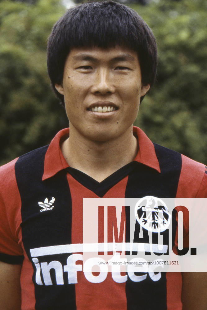 BUM KUN CHA, Fussballspieler, Portraet, Porträt, Portrait, Angeschnittenes Einzelbild, Einzelmotiv, Mannschaftsfoto Eintracht Frankfurt Saison 1981 82, Fussball Bundesliga, Mannschaftsvorstellung, team presentation, Teampraesentation, Eintracht Frankfurt am 01.07.1981 in Gelsenkirchen Deutschland. Â