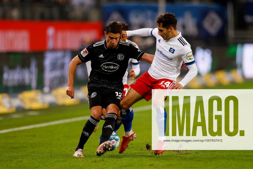 - Fußball, 2. Bundesliga 2021 22, Hamburger SV - Fortuna Düsseldorf: Kristoffer Peterson (Fortuna Düsseldorf, 12), Ludovit Reis (Hamburger SV, 14) DFL REGULATIONS PROHIBIT ANY USE OF PHOTOGRAPHS AS IMAGE SEQUENCES AND OR QUASI-VIDEO.