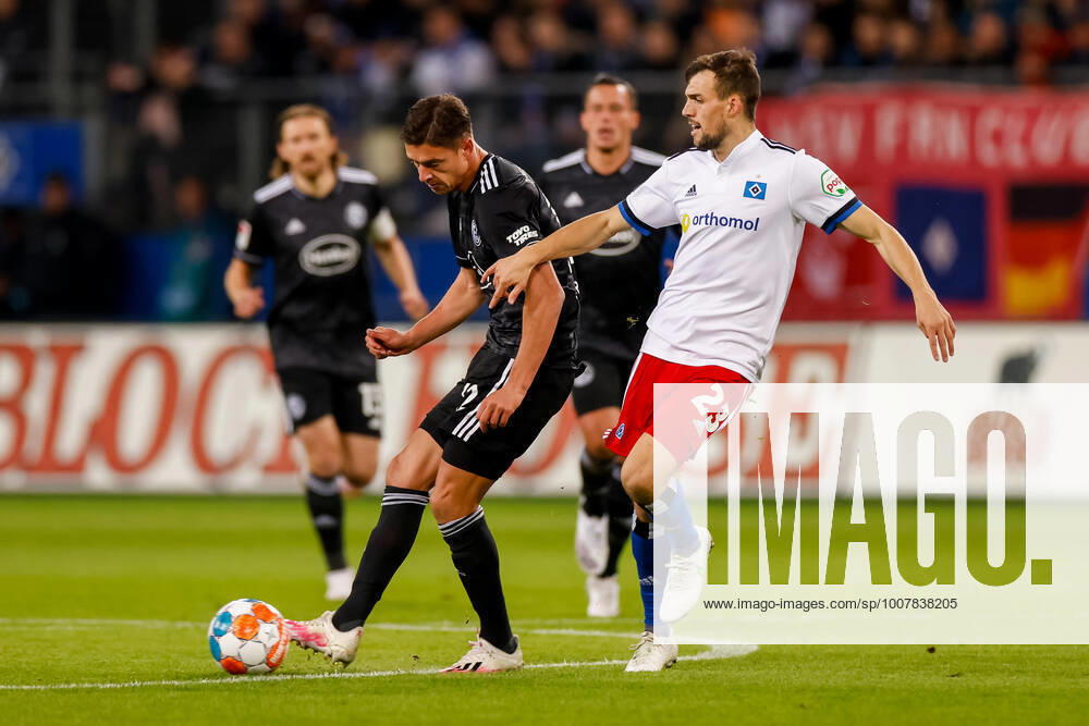 - Fußball, 2. Bundesliga 2021 22, Hamburger SV - Fortuna Düsseldorf: Kristoffer Peterson (Fortuna Düsseldorf, 12), Jonas Meffert (Hamburger SV, 23) DFL REGULATIONS PROHIBIT ANY USE OF PHOTOGRAPHS AS IMAGE SEQUENCES AND OR QUASI-VIDEO.