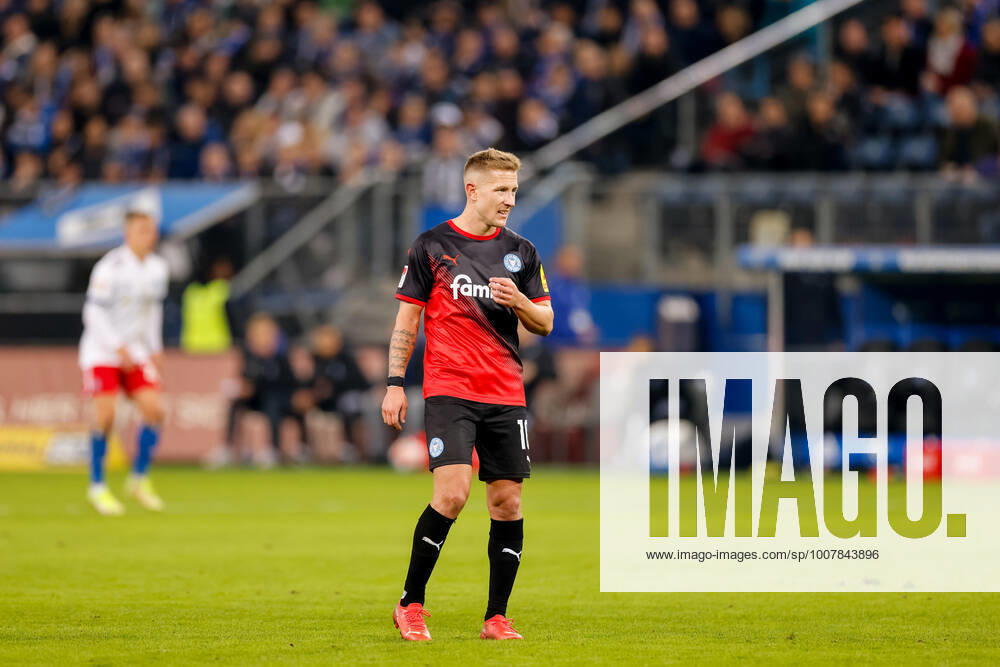 - Fußball, 2. Bundesliga 2021 22, Hamburger SV - Holstein Kiel: Lewis Holtby (Holstein Kiel, 10) DFL REGULATIONS PROHIBIT ANY USE OF PHOTOGRAPHS AS IMAGE SEQUENCES AND OR QUASI-VIDEO.