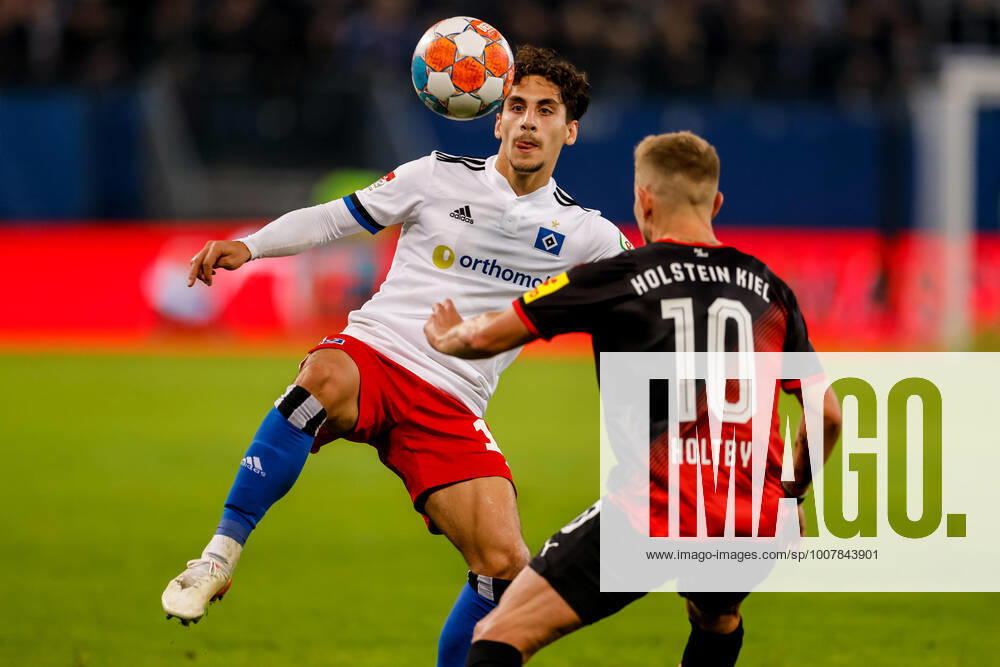 - Fußball, 2. Bundesliga 2021 22, Hamburger SV - Holstein Kiel: Ludovit Reis (Hamburger SV, 14), Lewis Holtby (Holstein Kiel, 10) DFL REGULATIONS PROHIBIT ANY USE OF PHOTOGRAPHS AS IMAGE SEQUENCES AND OR QUASI-VIDEO.