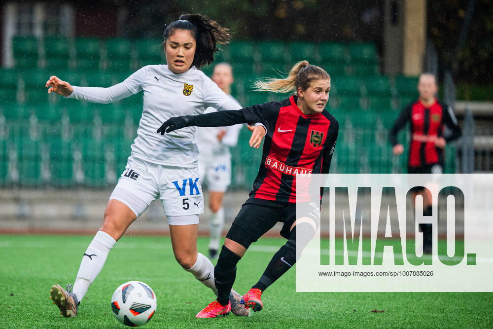 Umeas Cajsa Lundkvist och Brommapojkarnas Ebba Ronquist under F19 SM-final matchen mellan Brommapojkarna och Umea den 7 november 2021 i Stockholm.