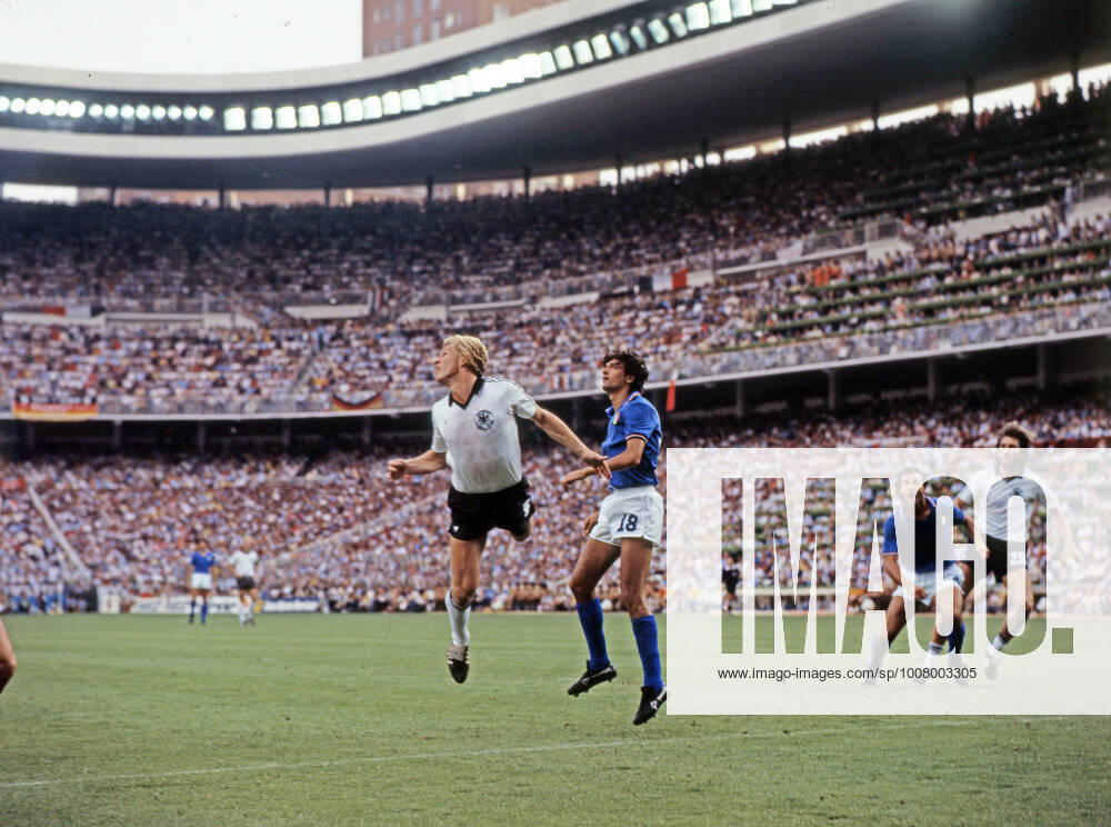 Italien - Deutschland Spanien, Madrid, 11.07.1982, Fussball, FIFA WM 1982 in Spanien, Finale, Italien - BRD Deutschland (DFB) (3:1): v.l. Bernd Förster (Deutschland), Alessandro Altobelli (Italien).