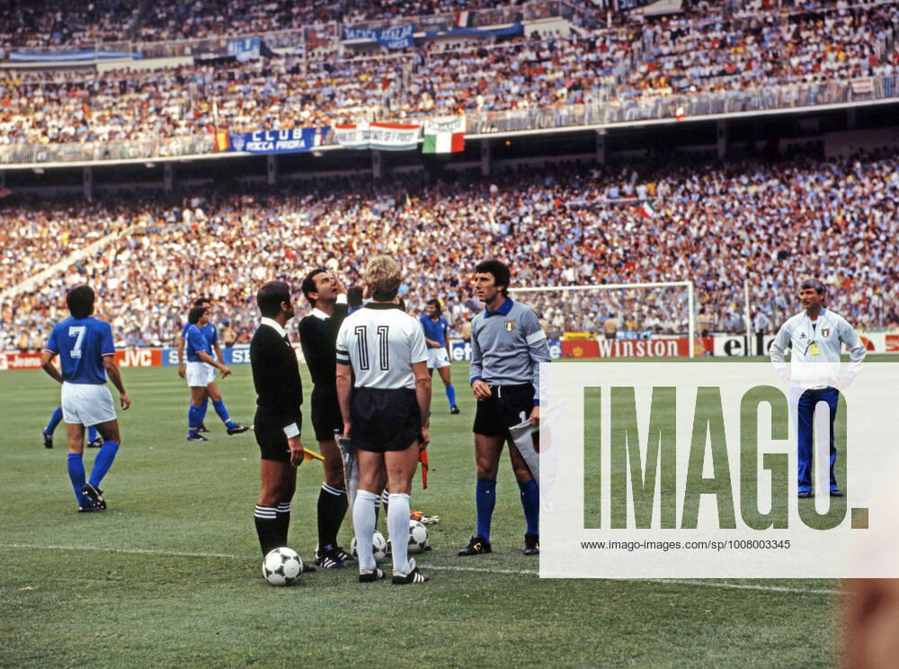 Italien - Deutschland Spanien, Madrid, 11.07.1982, Fussball, FIFA WM 1982 in Spanien, Finale, Italien - BRD Deutschland (DFB) (3:1): v.l. Karl-Heinz Rummenigge (Deutschland), Dino Zoff (Italien).