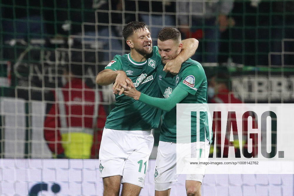 wohninvest WESERSTADION, Bremen, Ligaspiel, 2. Bundesliga, SV Werder Bremen vs FC Schalke 04, im Bild Torschuetze Niclas Fuellkrug (11, Bremen) und Marvin Duksch (7, Bremen) jubeln nach dem Tor zum 1:1 fuer Bremen DFL regulations prohibit any use of photographs as image sequences and or quasi-video. SV Werder Bremen vs FC Schalke 04