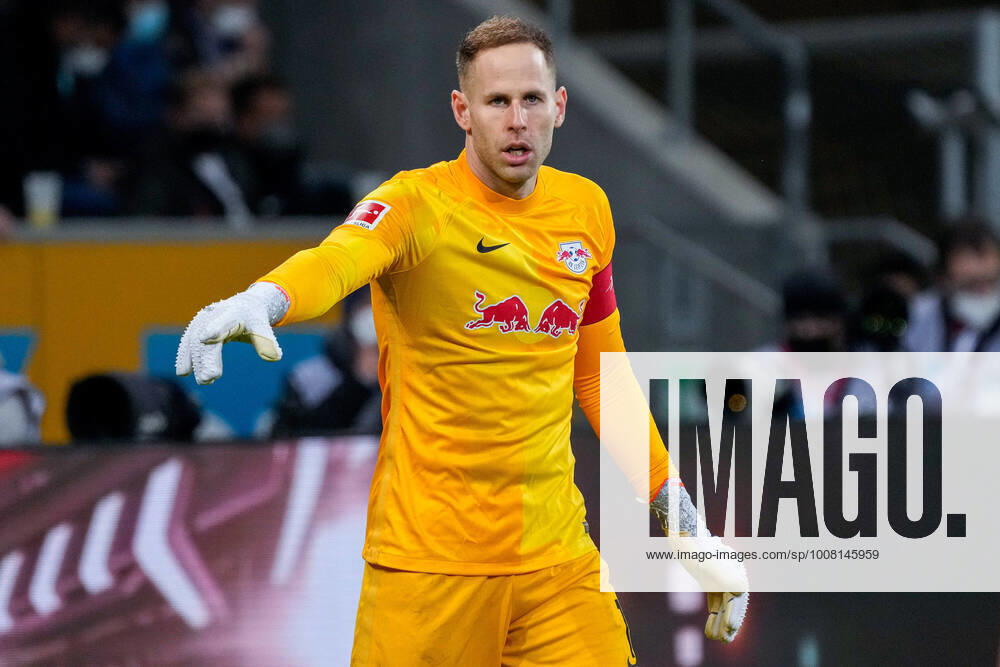 Peter Gulacsi (Torwart, RBL, 1), gibt Anweisungen, gestikuliert, mit den Armen gestikulieren, gives instructions, gesticulate, Einzelbild, Aktion, Action, 20.11.2021, Sinsheim (Deutschland), Fussball, Bundesliga, TSG 1899 Hoffenheim - RB Leipzig, DFB DFL REGULATIONS PROHIBIT ANY USE OF PHOTOGRAPHS AS IMAGE SEQUENCES AND OR QUASI-VIDEO.