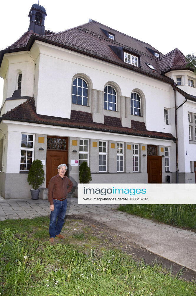 Martin Umbach beim Livestream einer Prima Vista-Lesung im Kleinen Theater. In Kürze fängt er wieder mit der Synchronarbeit für Russell Crowe und Kenneth Branagh an. Während der wegen Corona freien Zeit hat er im Heimstudio ein Hörbuch zu Der Prozess von Franz Kafka aufgenommen. Haar