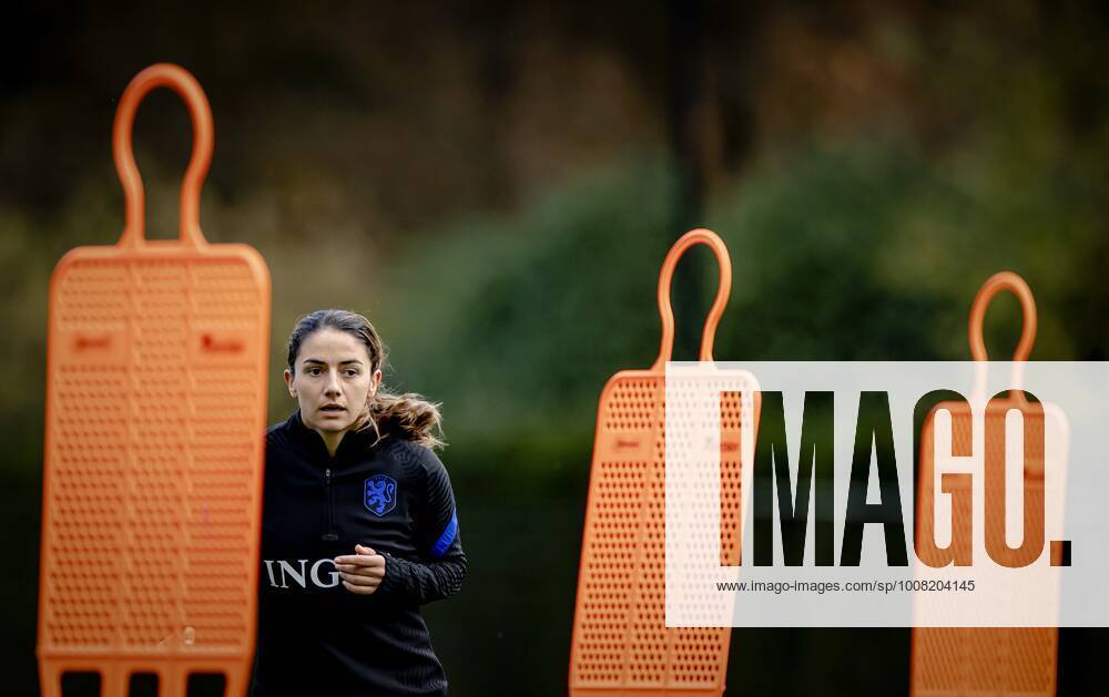 ZEIST - Danielle van de Donk during a training of the Dutch women s team. The Orange Women are preparing for a qualifying match against the Czech Republic for the World Championship, WM, Weltmeisterschaft in 2023. ANP ROBIN VAN LONKHUIJSEN ANPxSportx IVx