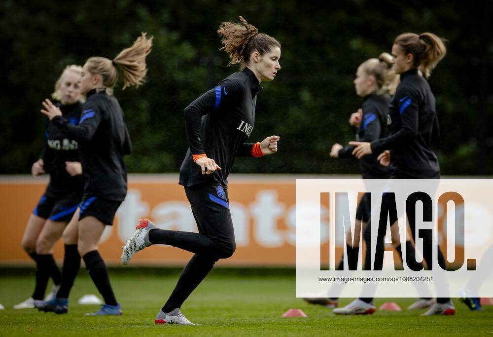 ZEIST - Dominique Janssen during a training of the Dutch women s team. The Orange Women are preparing for a qualifying match against the Czech Republic for the World Championship, WM, Weltmeisterschaft in 2023. ANP ROBIN VAN LONKHUIJSEN ANPxSportx IVx