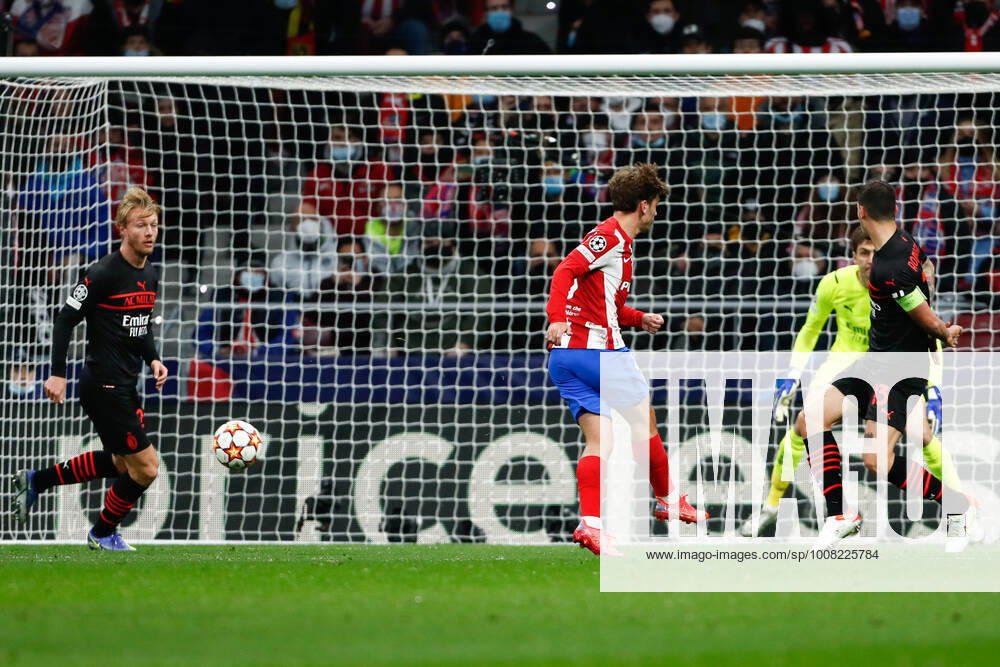 Antoine Griezmann of Atletico de Madrid in action during the UEFA Champions League, Group B, football match played between Atletico de Madrid and AC Milan at Wanda Metropolitano stadium on November 24, 2021, in Madrid, Spain. MADRID SPAIN - ZUMAa181 20211124_zaa_a181_075