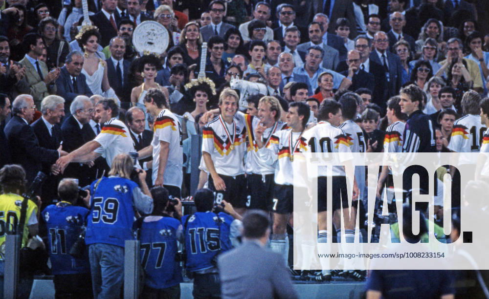 Deutschland - Argentinien Italien, Rom, 08.07.1990, Fussball, FIFA WM 1990 in Italien, Finale, DFB Deutschland - Argentinien (1:0): v.l. Rudi Völler, Guido Buchwald, Jürgen Klinsmann, Andreas Brehme, Pierre Littbarski, Lothar Matthäus, Bodo Illgner (alle Deutschland) feiern den Titelgewinn WM Sieg.