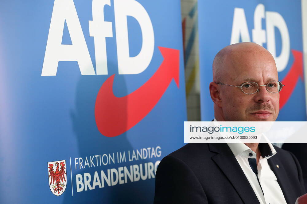 Andreas Kalbitz (parteilos, bisheriger AfD-Landes- und Fraktionschef) spricht nach einer Sondersitzung der AfD-Landtagsfraktion auf einer Pressekonferenz zu dessen Verbleib in der Fraktion nach Partei-Rauswurf durch den Bundesvorstand, Landtag Brandenburg, Potsdam, 18. Mai 2020. Brandenburg: Andreas Kalbitz bleibt Mitglied der AfD-Landtagsfraktion