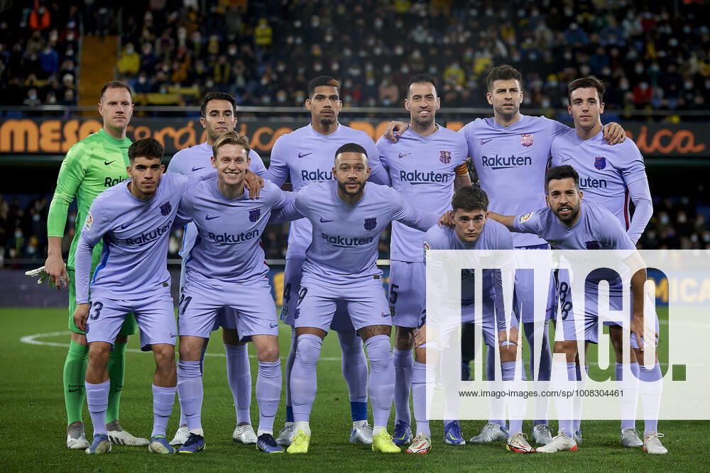 Villarreal CF v FC Barcelona, Barca - La Liga Santander Barcelona line up (L-R) Marc-Andre ter Stegen, Eric Garcia, Ronald Araujo, Sergio Busquets, Gerard Pique, Nico Gonzalez, Ez Abde, Frenkie de Jong, Memphis Depay, Gavi, Jordi Alba during the La Liga Santander match between Villarreal CF and FC Barcelona at Estadio de la Ceramica on November 27, 2021 in Villarreal, Spain. Villarreal Castellon Spain