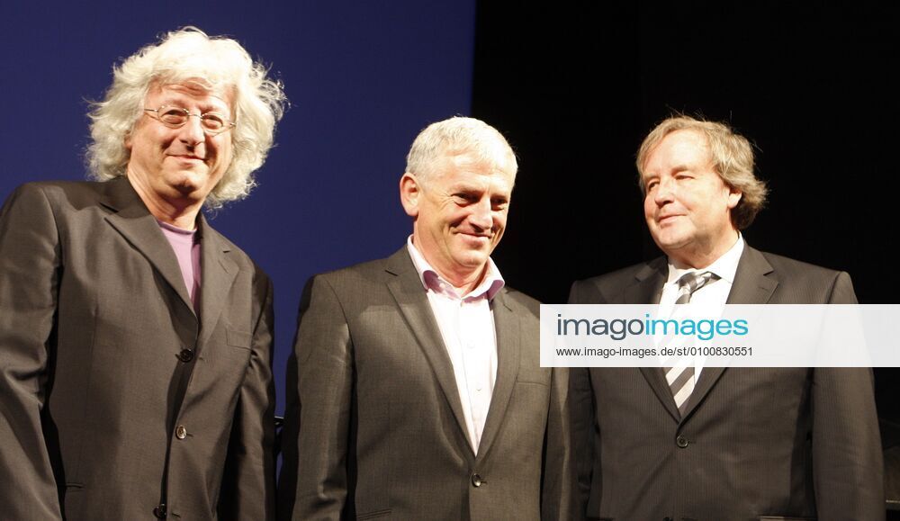 77 VERLEIHUNG DES KLEIST-PREISES 2009, Peter Esterhazy, Arnold Stadler, Prof. Guenter Blamberger, im Berliner Ensemble, Schriftsteller, Essayist, Uebersetzer, Preisverleihung, BE, Berlin Deutschland, Germany