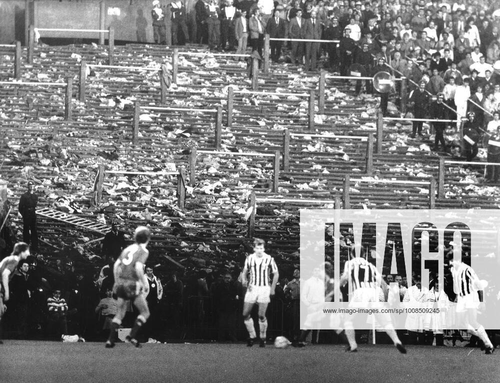 Katastrophe mit 39 Toten anläßlich des Europacupfinales Juventus Turin - FC Liverpool im Heyselstadion in Büssel am 29.05.1985. Verwüsteter Fanblock während des Spiels. Nur fuer journalistische Zwecke! Only for editorial use!