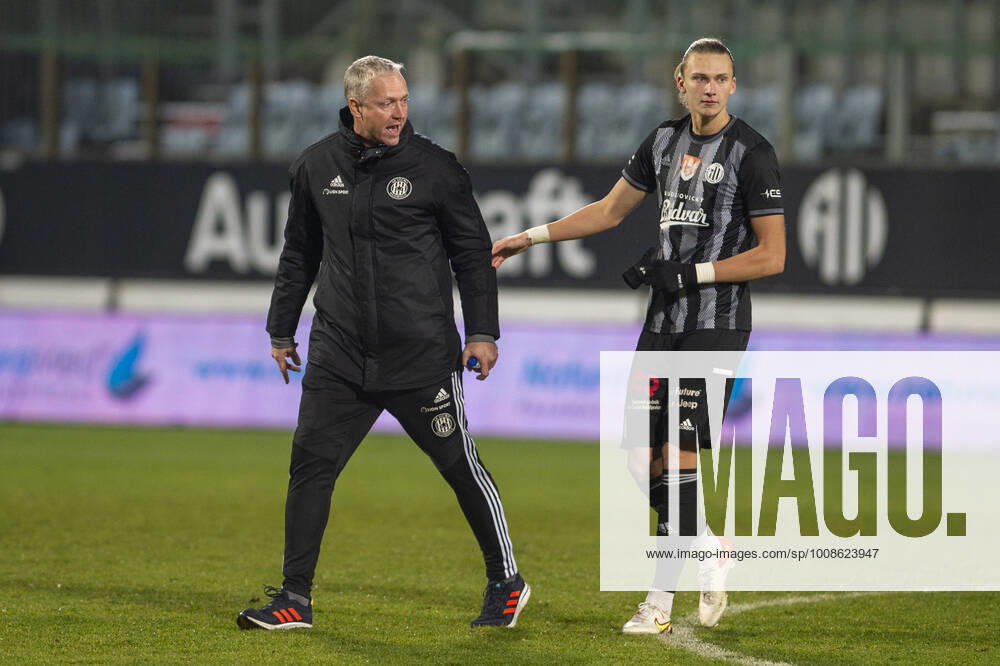Utkani 18. kola prvni fotbalove ligy: SK Dynamo Ceske Budejovice - SK Sigma Olomouc, 12. prosince 2021 v Ceskych Budejovicich. Zleva trener Olomouce Vaclav Jilek a Maksym Taloverov z Ceskych Budejovic. CTKPhotoP2021121205704 VPC_011