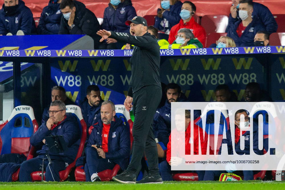 Crystal Palace v Southampton Premier League 15 12 2021. Southampton Manager Ralph Hasenhüttl pointing, signalling, gesturing during the Premier League match between Crystal Palace and Southampton at Selhurst Park, London, England on 15 December 2021. London Selhurst Park Greater London England Editorial use only DataCo restrictions apply See www.football-dataco.com ,