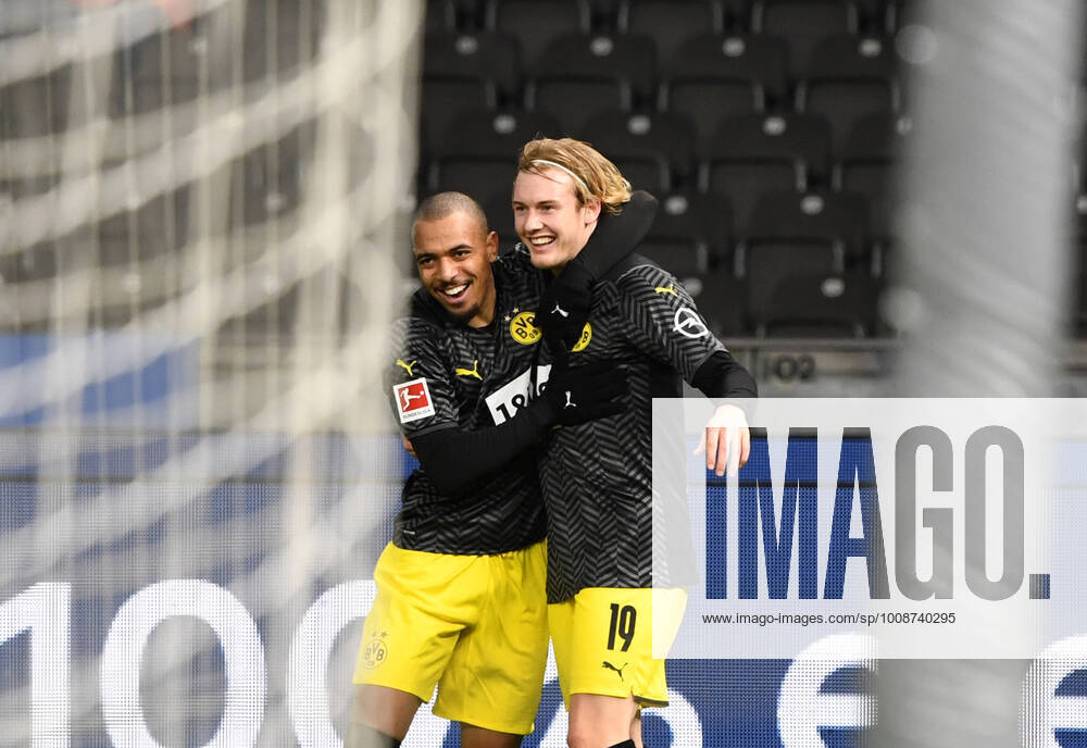 Fussball, Herren, Saison 2021 2022, 1. Bundesliga (17. Spieltag), Hertha BSC - Borussia Dortmund, v. l. Donyell Malen (Borussia Dortmund), Julian Brandt (Borussia Dortmund), Jubel nach Tor zum 0:1, 18.12. 2021,
