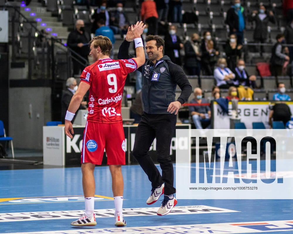 Johnathan Carlsbogard (TBV Lemgo-Lippe 09) und Florian Kehrmann (TBV Lemgo-Lippe, Trainer) freuen sich ueber Spielstand 37:40 fuer TBV Lemgo-Lippe, TVB Stuttgart vs TBV Lemgo-Lippe, Handball, Maenner, Bundesliga, 16. Spieltag, Saison 2021 2022, 18.12.2021 TVB Stuttgart vs TBV Lemgo-Lippe, Handball, Maenner, Bundesliga, 16. Spieltag, Saison 2021 2022, 18.12.2021 Stuttgart