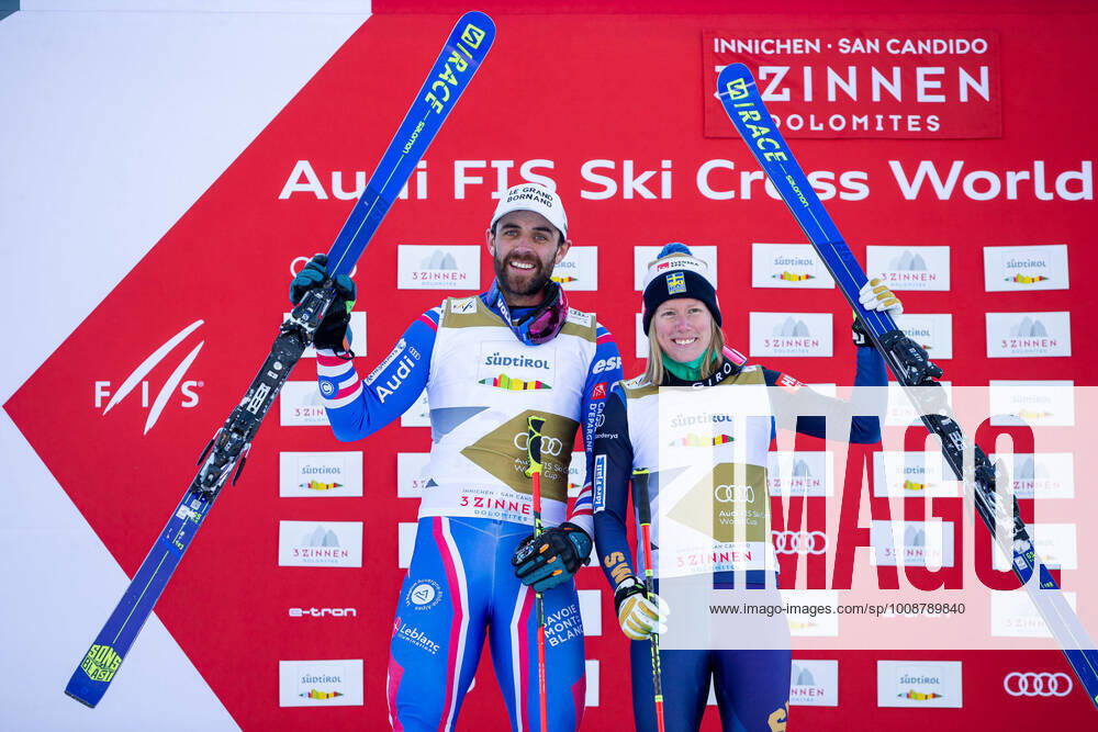 KW51 FREE STYLE - FIS SX WC Innichen INNICHEN,ITALY,20.DEC.21 - FREESTYLE SKIING - FIS World Cup, Ski Cross, ladies, men. Image shows the rejoicing of Bastien Midol (FRA) and Sandra Naeslund (SWE). GEPAxpictures xDanielxGoetzhaber