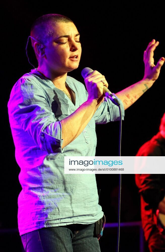19 Konzert: Sinéad O Connor, Sängerin Sinead Marie Bernadette O Connor im Berliner Astra Kulturhaus am 19.04.12, Alternative Rock, Rock, Pop, Poprock, Folkrock, Folk, Musik Berlin Deutschland, Germany