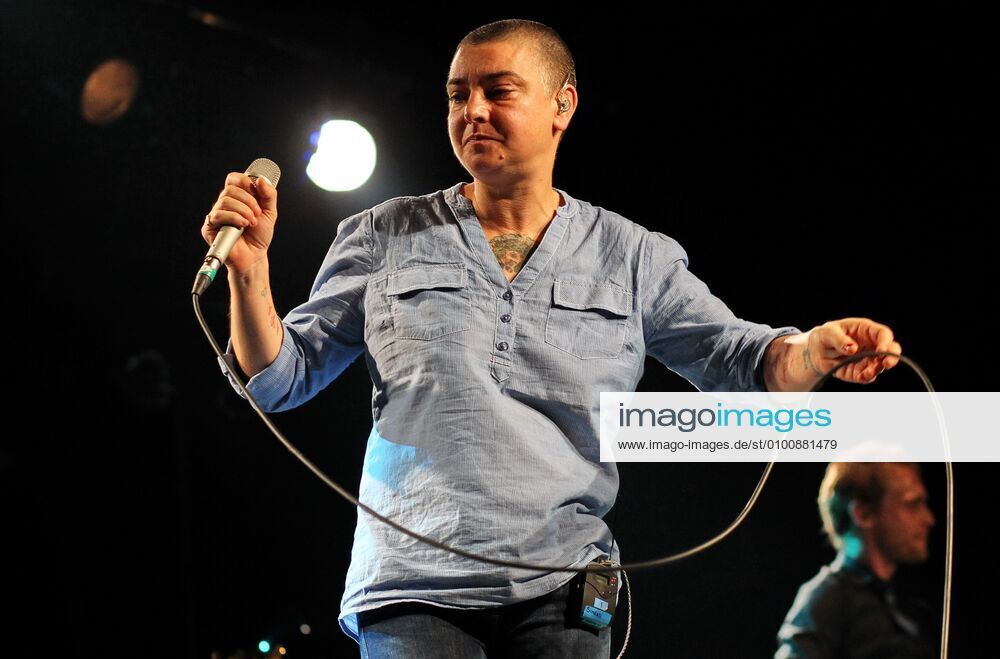 19 Konzert: Sinéad O Connor, Sängerin Sinead Marie Bernadette O Connor im Berliner Astra Kulturhaus am 19.04.12, Alternative Rock, Rock, Pop, Poprock, Folkrock, Folk, Musik Berlin Deutschland, Germany